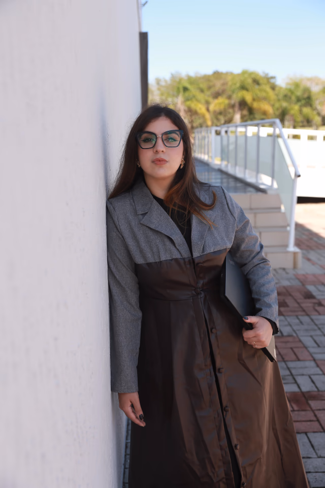 Retrato profissional de Laura Barreto, especialista em marketing digital